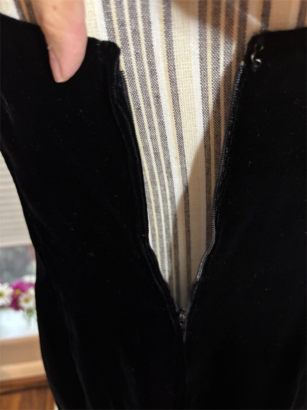 Victor Costa Black Velvet Sheath Dress Size 6 Vintage Made USA Classic Cocktail - Picture 2 of 7